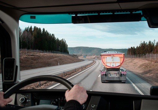 Czy w takiej sytuacji, kierując na drodze ekspresowej samochodem ciężarowym o maksymalnej masie całkowitej przekraczającej 3,5 t., obowiązuje Cię zakaz wyprzedzania innego pojazdu samochodowego poruszającego się z prędkością 75 km/h?